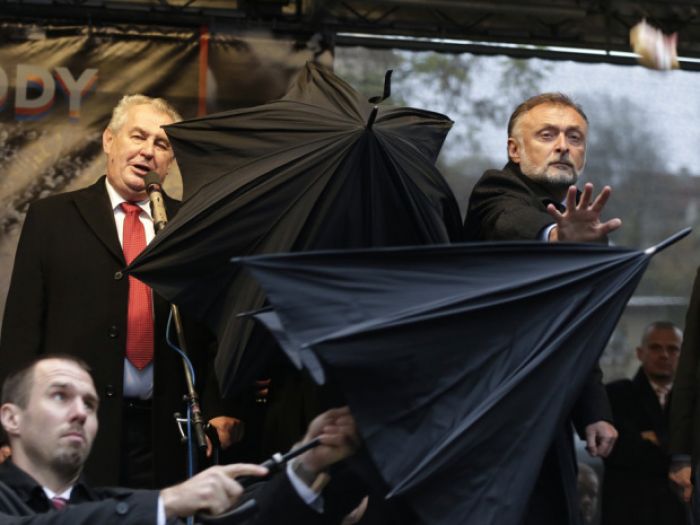 Czech president pelted with eggs, tomatoes on revolution anniversary
