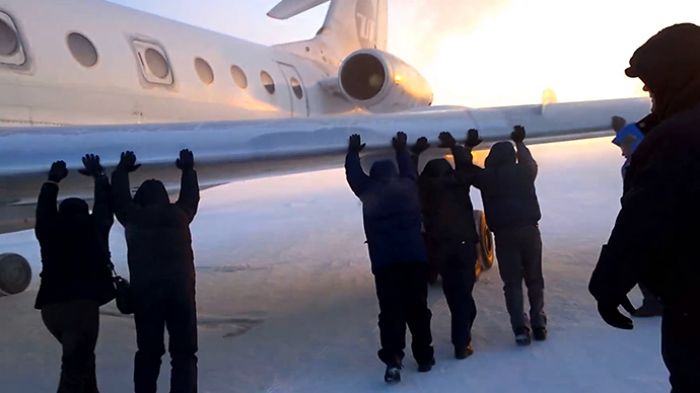 –52C in Siberia: Over 70 passengers push frozen plane to runway (VIDEO)