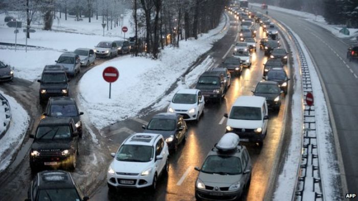 France Alps: Snow strands thousands of motorists in Savoy