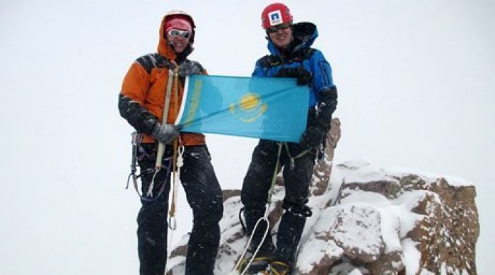 Alpinists planted a flag on Nursultan’s peak to celebrate First President’s Day