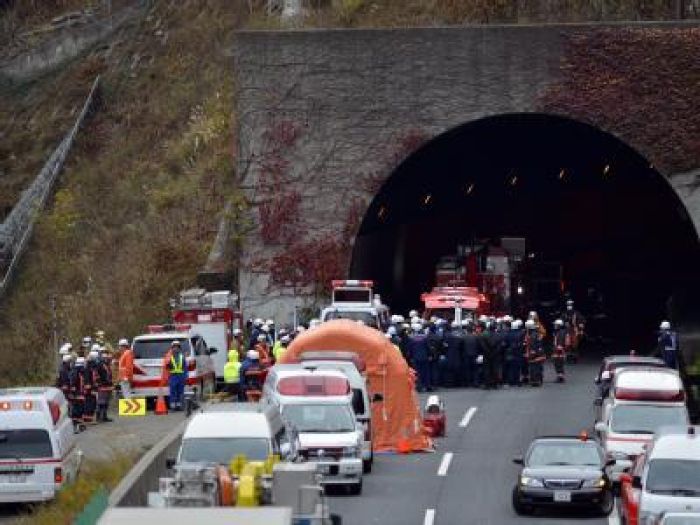Japan Sasago tunnel: Collapse traps cars