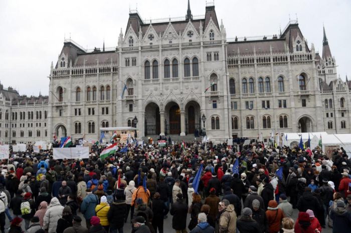 Hungarians protest against premier's dealings with Putin