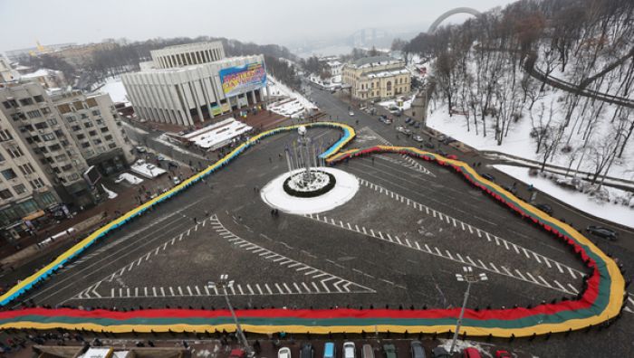 Ukrainians and Lithuanians march together against war