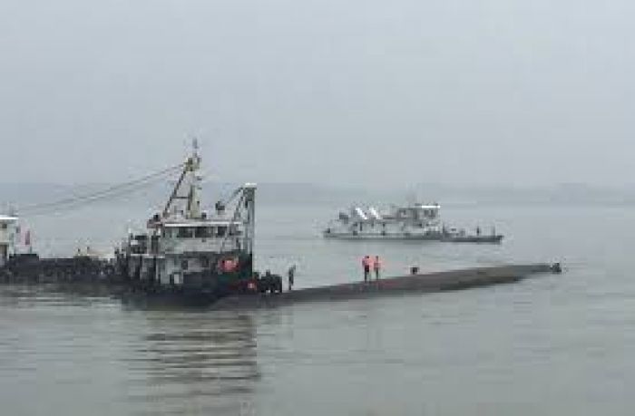 Chinese ship capsizes on Yangtze with hundreds missing