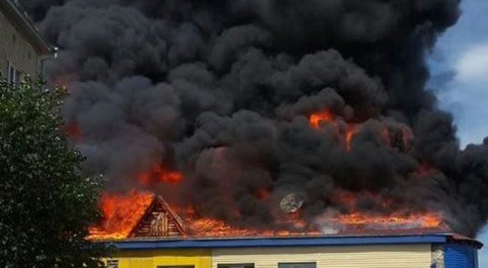 Fire in Petropavlovsk pizza house spreads to 5-storey apartment building