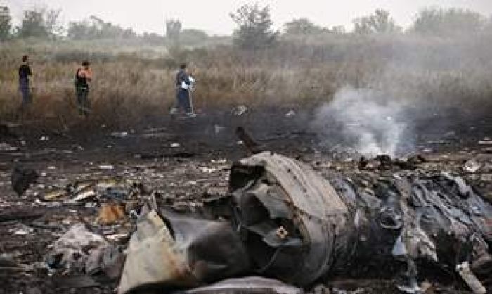 MH17: Video appears to show fighters rifling through victims' belongings