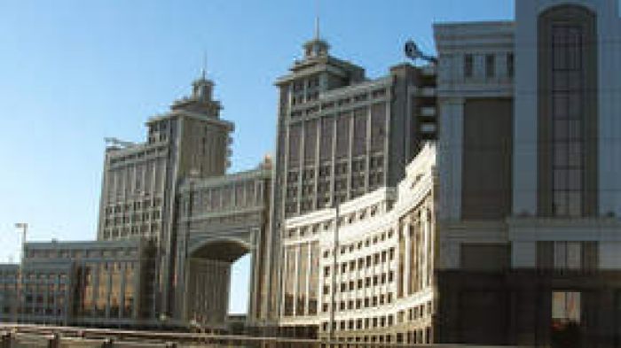Kazakh wealth fund to sell 10 pct in state oil firm KMG to central bank