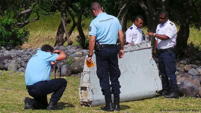 Flight MH370: Malaysia 'almost certain' debris is from a Boeing 777