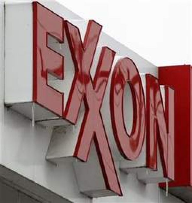 Tumbling oil prices slam profit at Exxon Mobil, Chevron