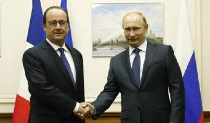 Hollande, Putin agree compensation deal over Mistral ships