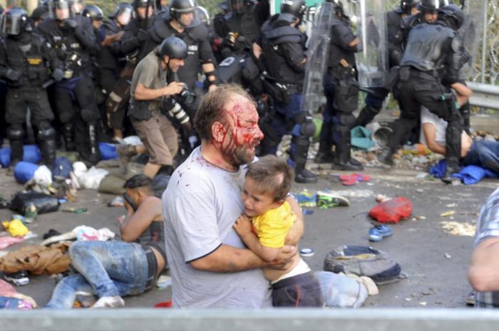 Hungarian riot police detain migrants, including 'terrorist'