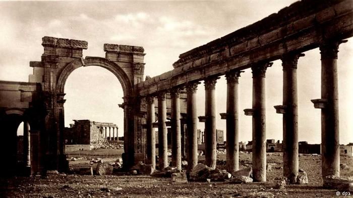 IS destroys Arch of Triumph in Syria's Palmyra