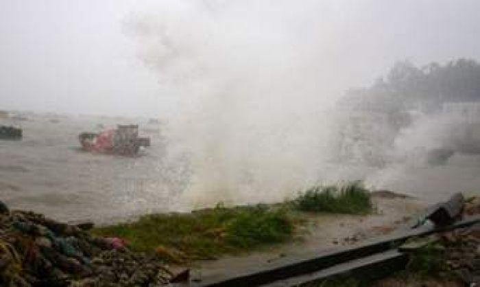 2 dead, thousands displaced as Typhoon Koppu drenches Philippines