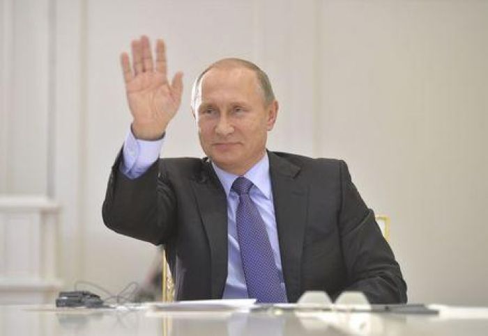 Syria air strikes push Putin's rating to new high