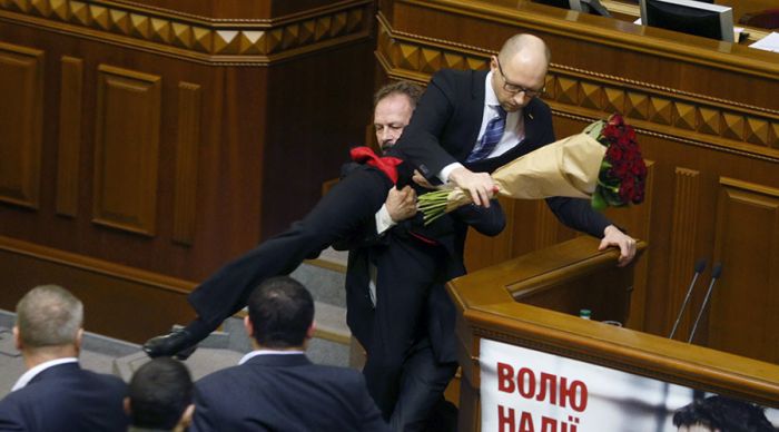 Rada rumble: Ukraine parliament fights it out as MP attempts to drag PM Yatsenyuk away (VIDEO)