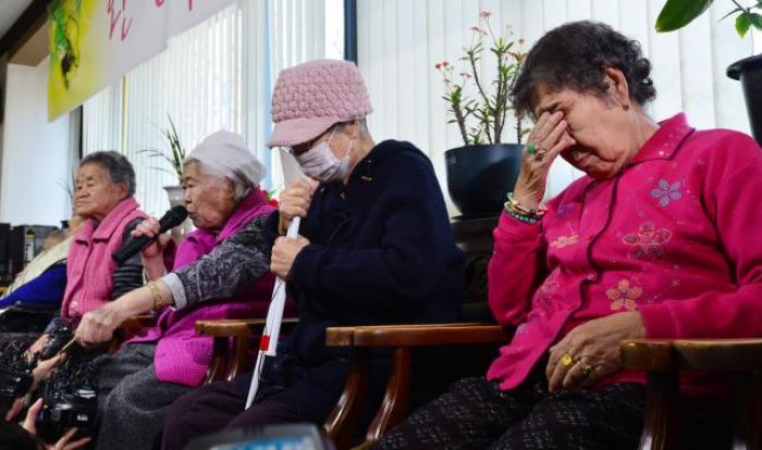 South Korea, Japan agree to irreversibly end 'comfort women' row