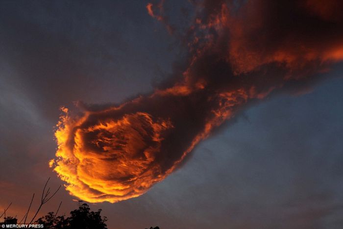 Incredible Cloud Formation Named the ‘Hand of God’ Spotted Over Portuguese Island of Madeira