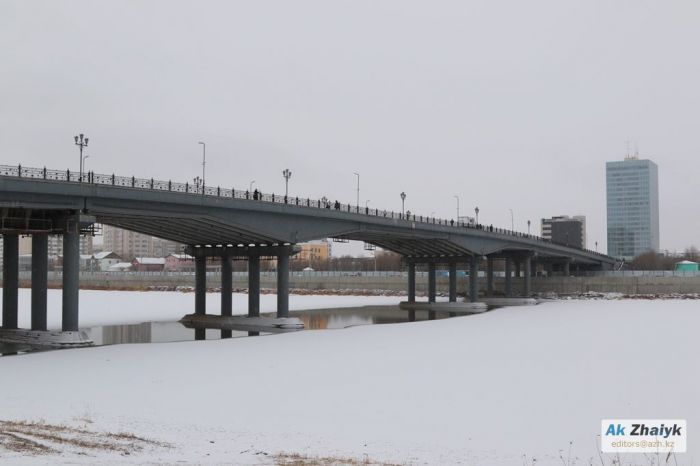 Central Bridge in Atyrau is closed due to destruction in supports of heating networks