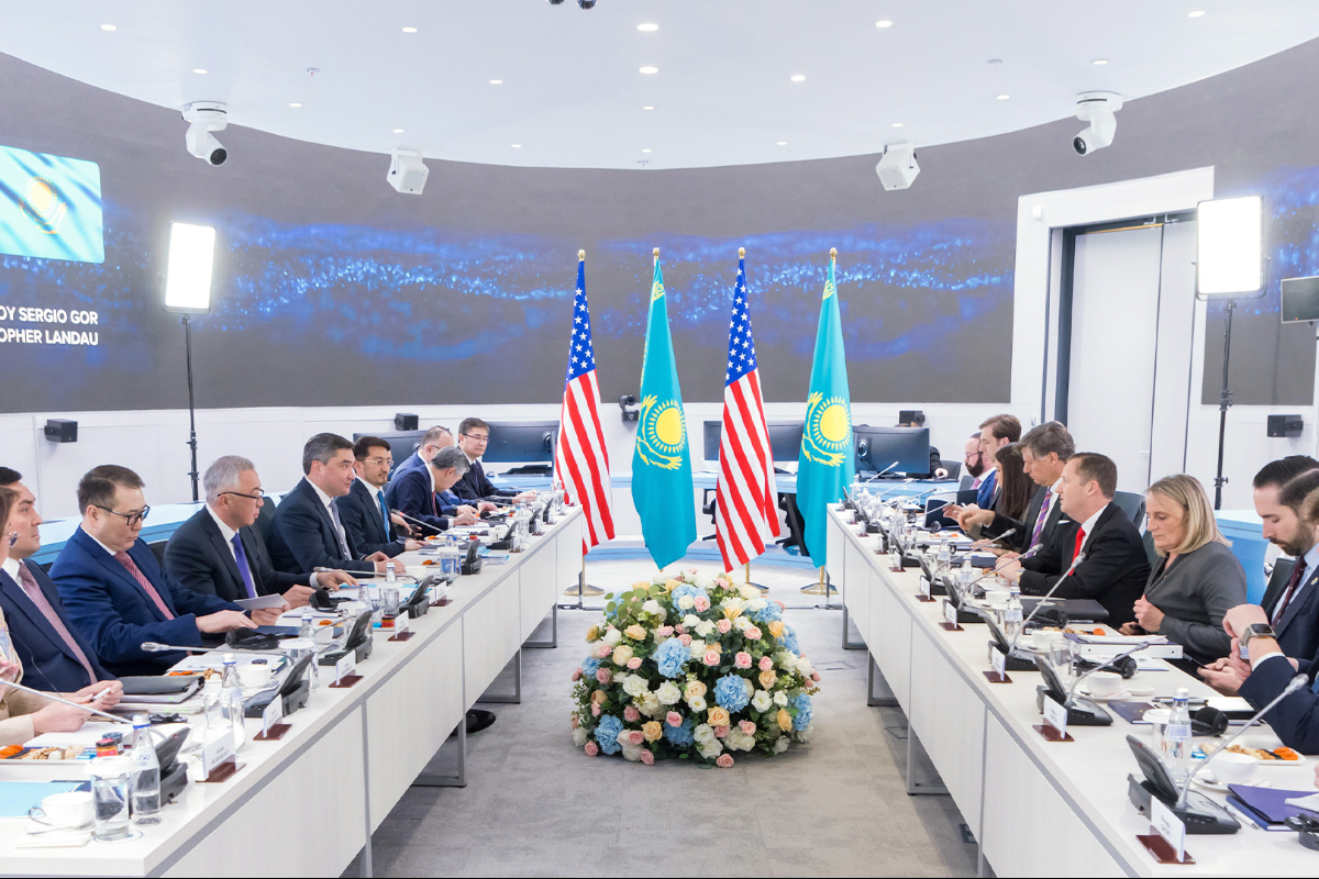 Emma Uotson oz uyida yalangoch.