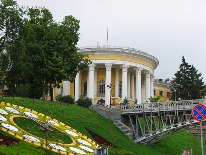 School in Kazakhstan Aims to Groom the Perfect Bride