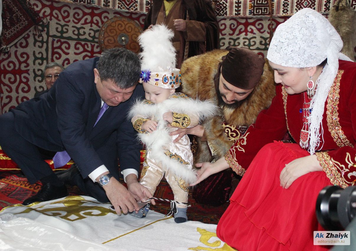 Тұсау кесу дәстүрі. Тусау кесу традиция. Традиция тусау кесер. Обычаи тусау кесер казахские. Тусау кесу обычай казахского народа.