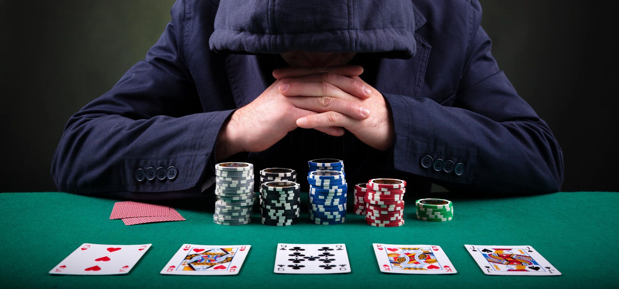 Азартные игры в исламе. Покер. Игрок в Покер в капюшоне. Азартные игры Покер. Покер азарт.
