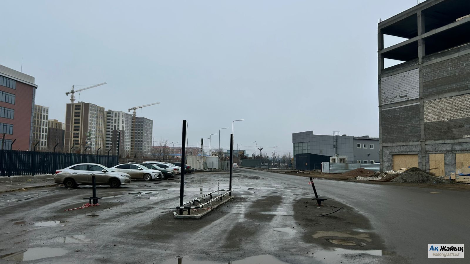 №39А үйге кіретін жалғыз жолда шлагбаум орнатуға арналған дайындық жұмыстары жүргізілуде.