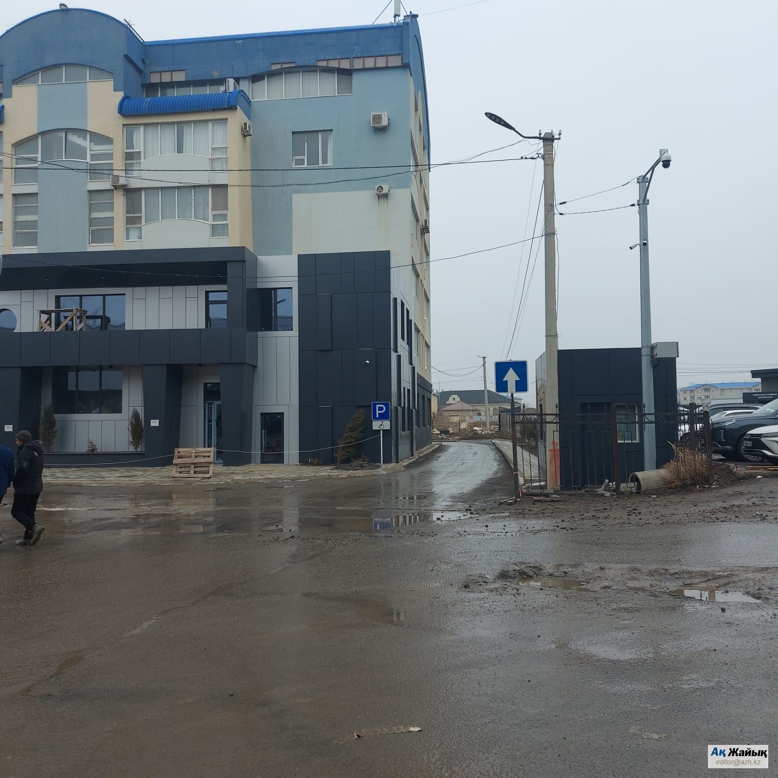 Өткел-галереяның астындағы жол №39А үйге кіретін жалғыз жолды қамтамасыз етеді. Үйге баламалы кіреберіс жоқ.