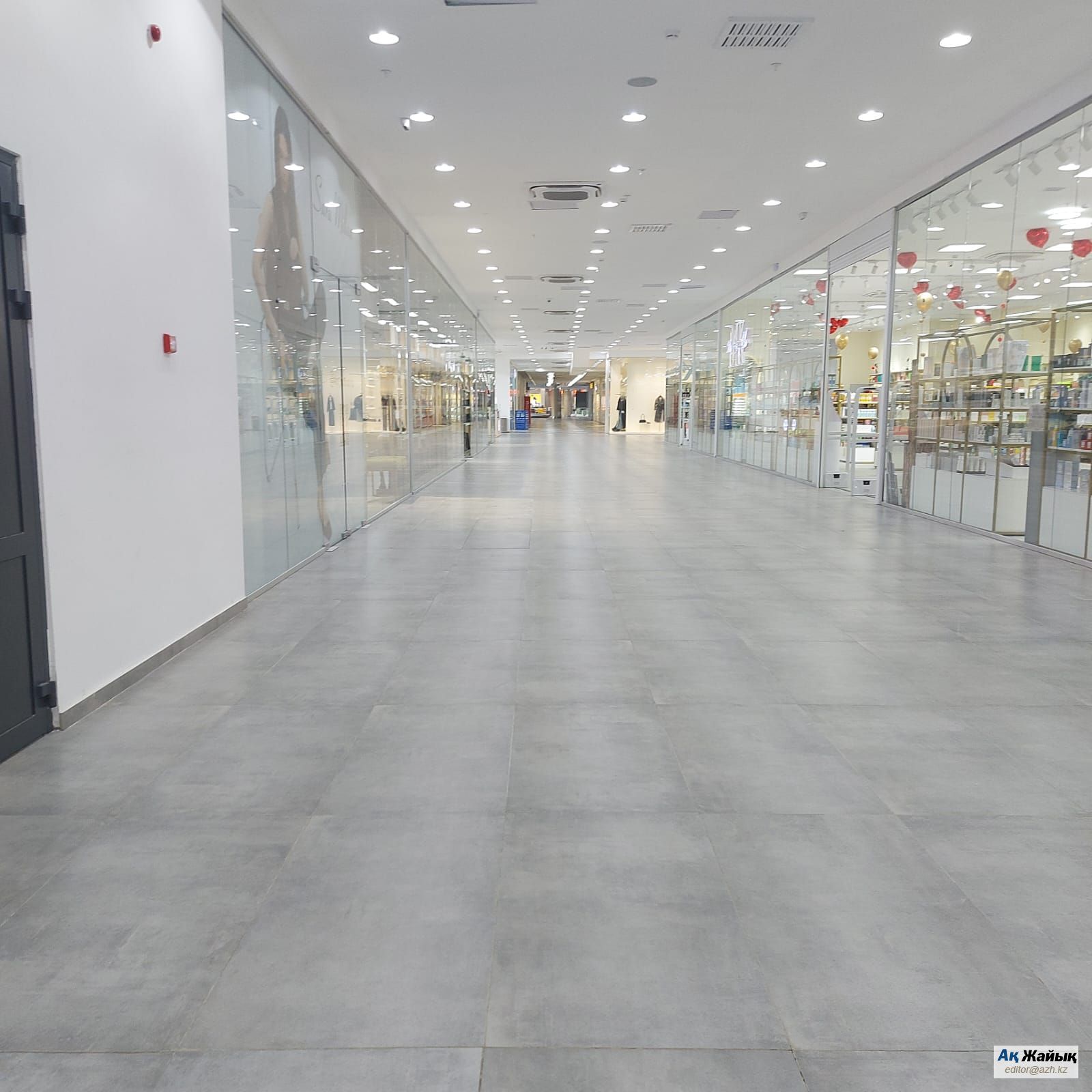 Сауда орталығының галереясы: құжаттарда бұл жай ғана өткел ретінде көрсетілген, ал іс жүзінде &mdash; жұмыс істеп тұрған сауда аймағы