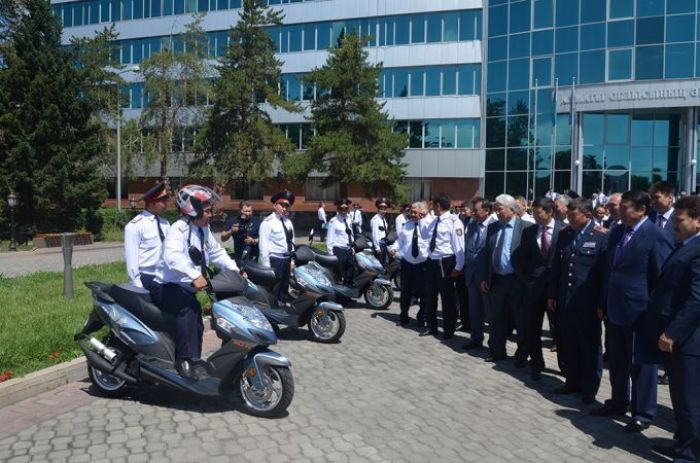 «Кептелістер» мен қарбалас сәттерінде барынша мобильді болу үшін Талдықорған полицейлеріне скутер берді