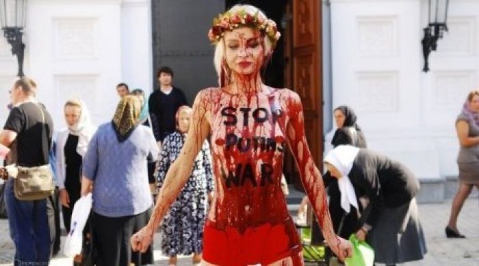 Femen белсенділері Путинге қарсы қанды Ice Bucket Challenge акциясын өткізді