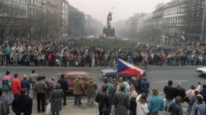 Чехия мен Словакия: "Мақпал төңкерісіне" - 25 жыл