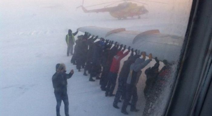 Ресейде жолаушылар мұз қатқан Ту-134 ұшағын итеруге мәжбүр болды