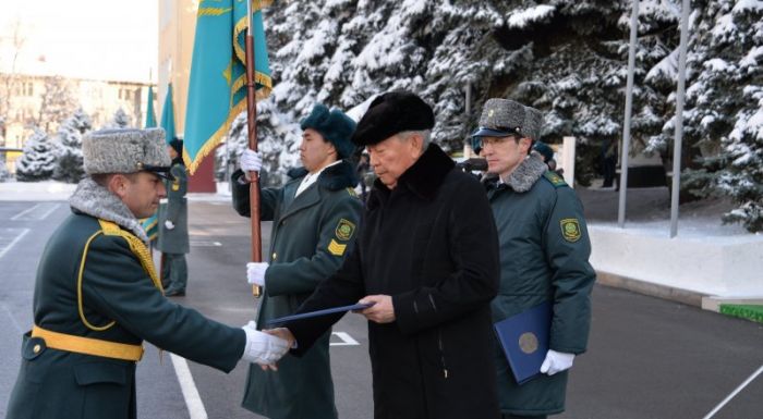 Әбіқаев шекарашыларға әскери туларды табыс етті