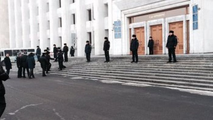 Алматы әкімдігін оқшаулауға себеп болған ер адам полицияға өз еркімен берілді
