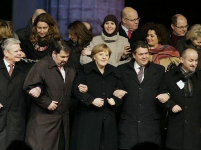 Ангела Меркель мұсылмандармен бірге митингке қатысты
