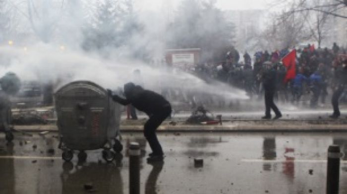 Косовода полициямен қақтығыста ондаған адам жараланды
