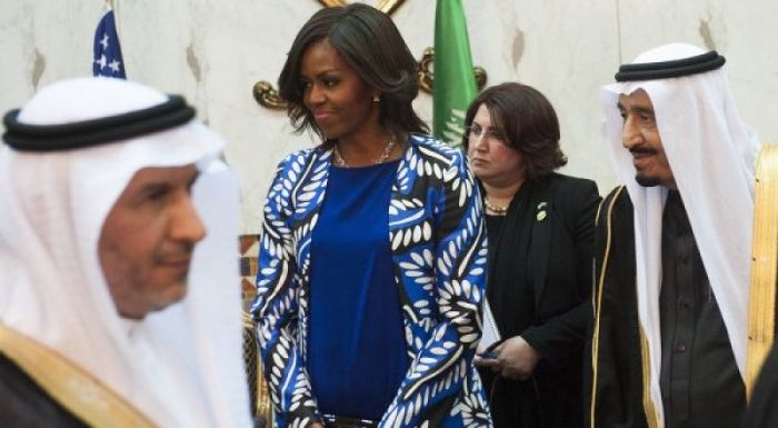 АҚШ-тың бірінші ханымы Сауд Арабиясында ислам әдебін ескермеді