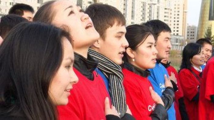 Назарбаев мемлекеттік жастар саясаты және ілеспе түзетулер туралы заңға қол қойды