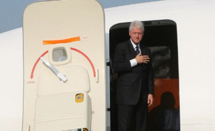 ​Билл Клинтонның ұшағы апатты жағдайда Танзанияға қонды