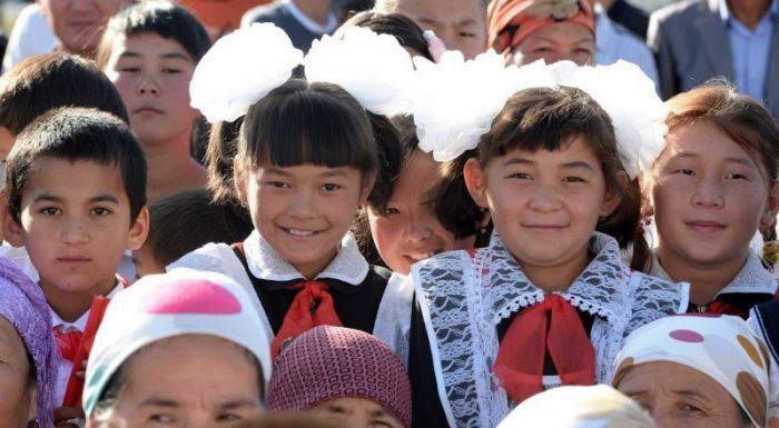 Қырғызстанда мектеп оқушыларын шенеуніктердің кездесуіне арналған шараларға қатыстыруға тыйым салынды