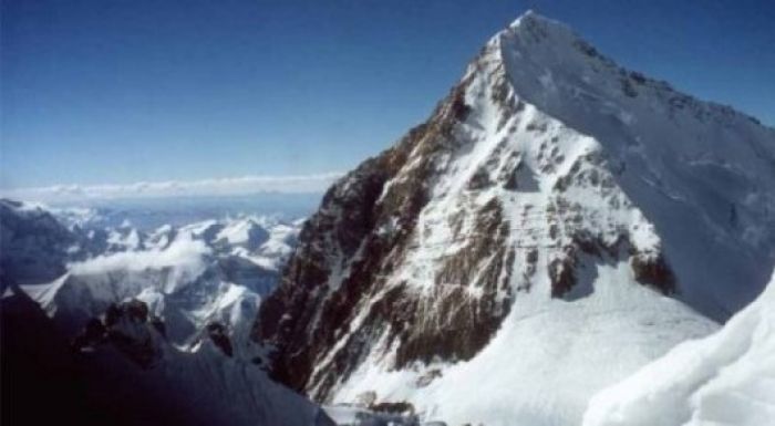 Эверест Непалдағы жер сілкінісінен кейін үш сантиметрге жылжыды