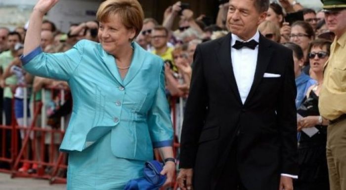 Ангела Меркель Вагнердің операсында орындықтан құлап қалды