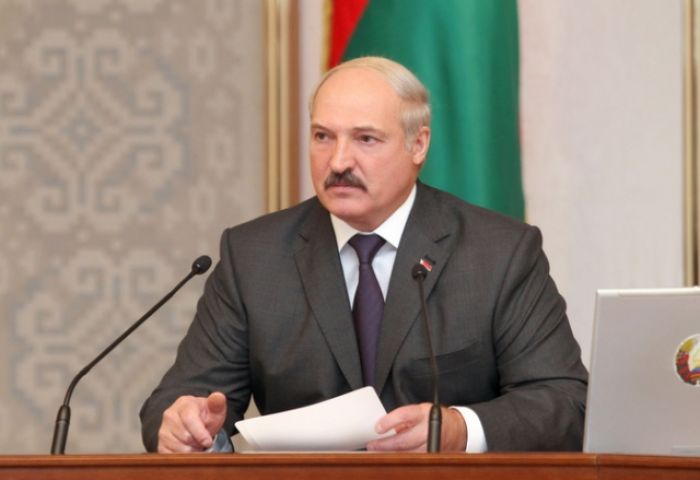 Лукашенко мектеп пәндерін жеңілдетуге уәде берді