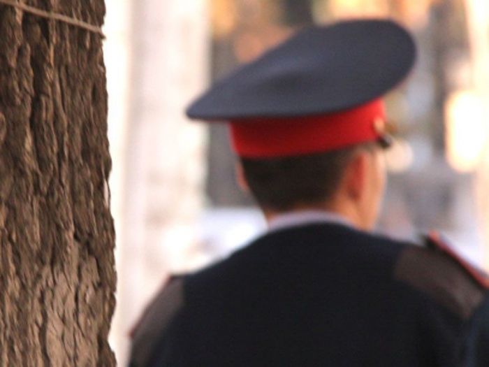 Екі полиция қызметкері өзбекстандық саудагерлерді тонаған