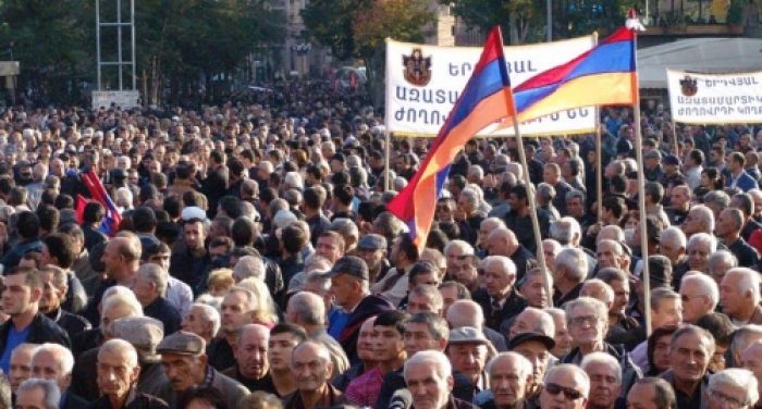 Армения оппозициясы шеруге шықты