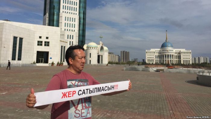 Астанада жер дауы жайлы жалғыз адам пикеті өтті