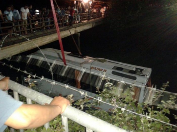 Түркияда мектеп автобусы каналға құлап, 14 адам қаза тапты