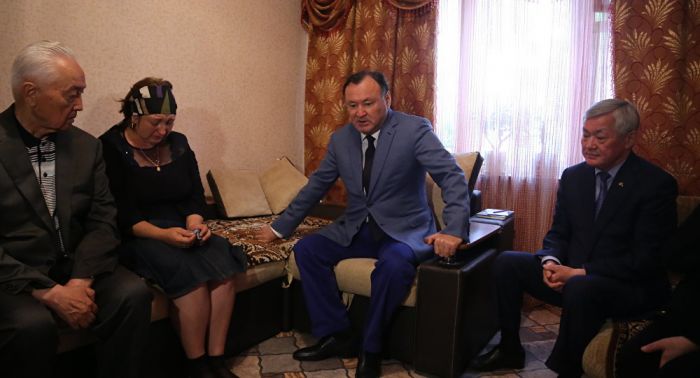 Ақтөбеде қаза болғандардың отбасыларына Назарбаевтың атынан көңіл айтты