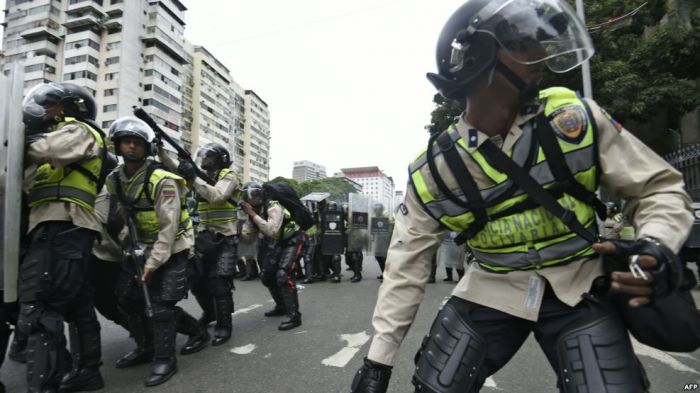 Венесуэлада жаппай тәртіпсіздіктен соң 400 адам ұсталды